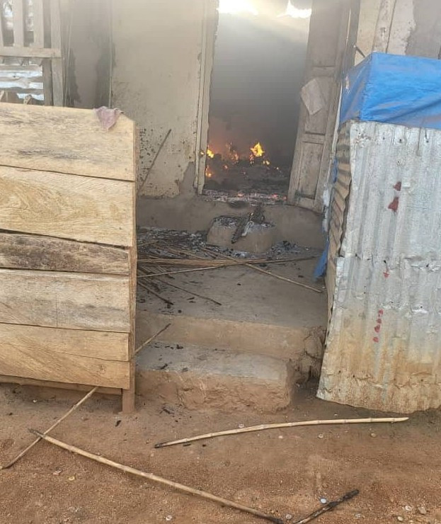 Palalarla kiliseye saldırdılar: Çok sayıda ölü var - Resim : 2