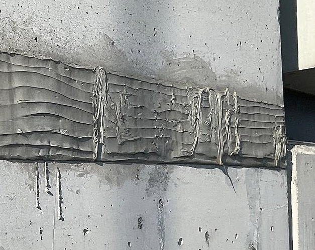 Milyarderler caddesinde panik: Gökdelenden parçalara kopuyor - Resim : 1