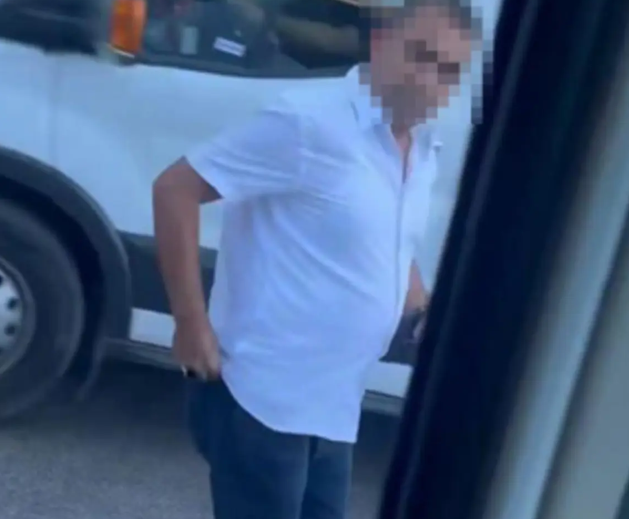 Çılgına çeviren bu görüntü İstanbul'dan. Kimliğini çıkarıp yumruk salladı - Resim : 1