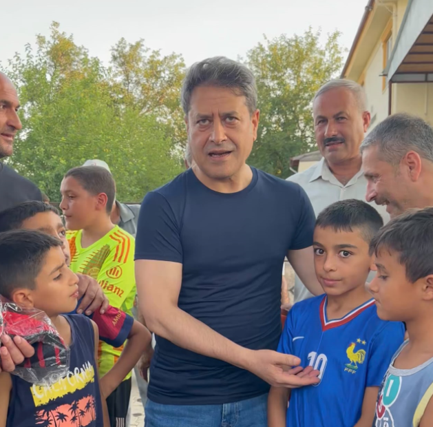 AKP'li vekil &ccedil;ocuğun &uuml;st&uuml;ndeki formayı sokak ortasında &ccedil;ıkardı - Resim : 1