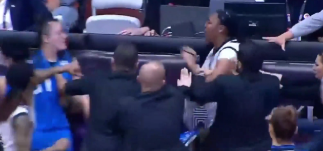 Kadınların maçında yumruklar konuştu: Hastaneye kaldırıldı - Resim : 1