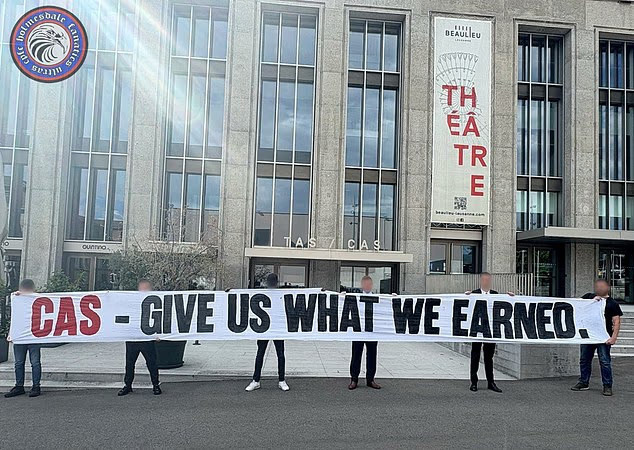 Para dolu bir çanta ve mektup verdiler: 'Ahlaki iflas' - Resim : 1