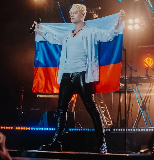 Pop şarkıcısı ve sansür şefinin sürpriz aşkı: Tartışmalı çift siyasi parti kurdu - Resim : 2