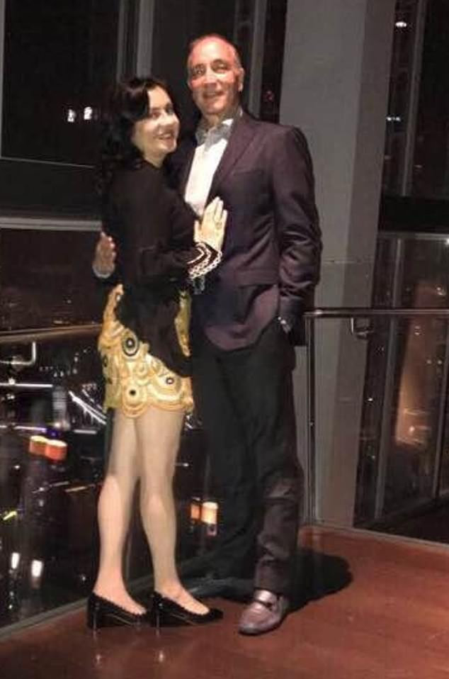 İngiliz köyünü "savaş alanına" çeviren çiftten yeni hamle - Resim : 2