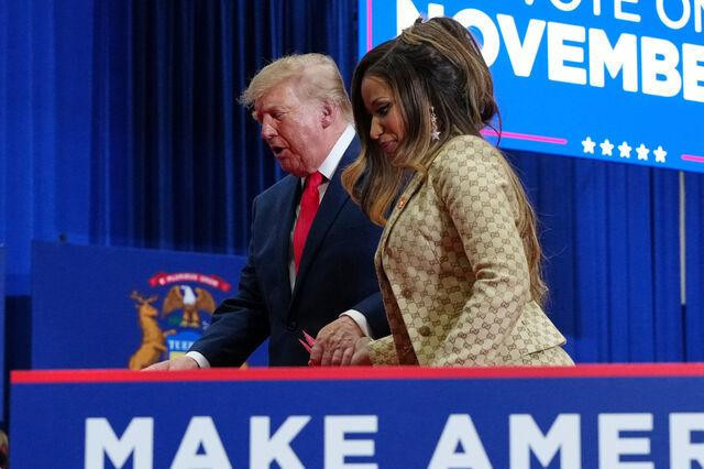 Trump ünlü şarkıcının kalçasına övgüler yağdırdı. Mitingde kendini tutamadı - Resim : 3
