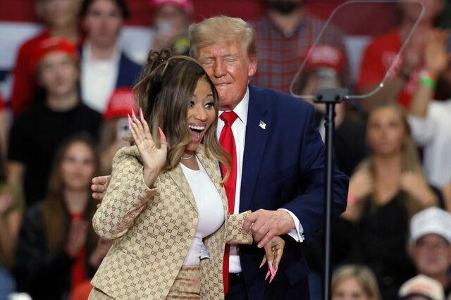 Trump ünlü şarkıcının kalçasına övgüler yağdırdı. Mitingde kendini tutamadı - Resim : 1