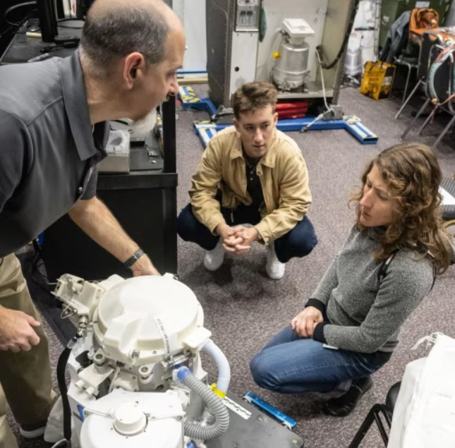 Uzayda ilk gün: Tuvalet sorunu çözüldü, iPhone'lar meydana çıktı - Resim : 1