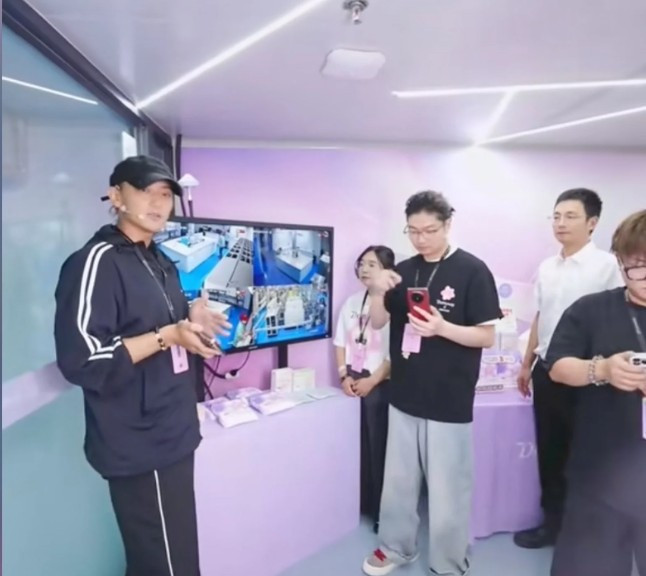 Kendi ped markasını çıkaran erkek şarkıcı, yarım saatte 116 milyon lira kazandı - Resim : 1