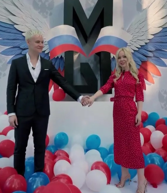 Pop şarkıcısı ve sansür şefinin sürpriz aşkı: Tartışmalı çift siyasi parti kurdu - Resim : 1