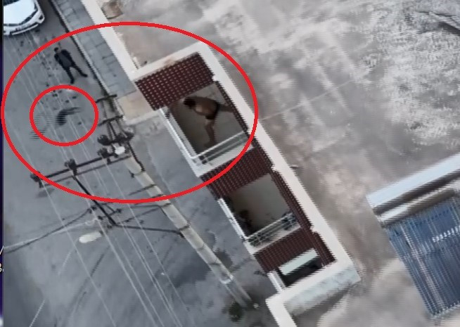 Balkondan attığı uyuşturucuyu dron 'yakaladı' - Resim : 1