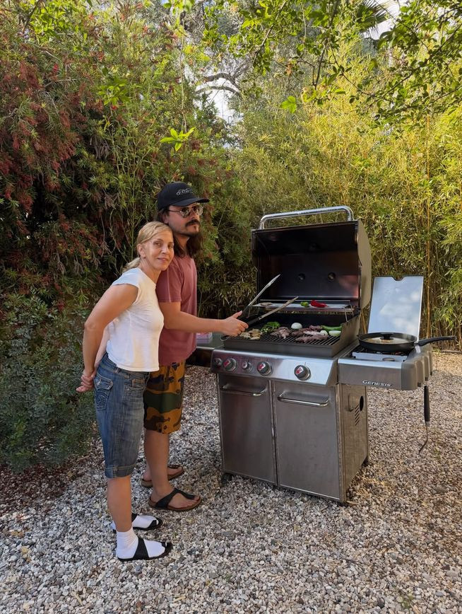 Sertab Erener’den Bodrum günleri: Bahçe keyfi ve barbekü paylaşımı - Resim : 1