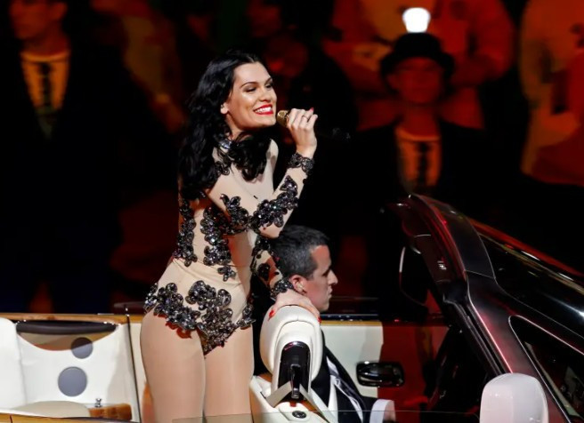 Ünlü pop yıldızı meme kanserine yakalandı - Resim : 1