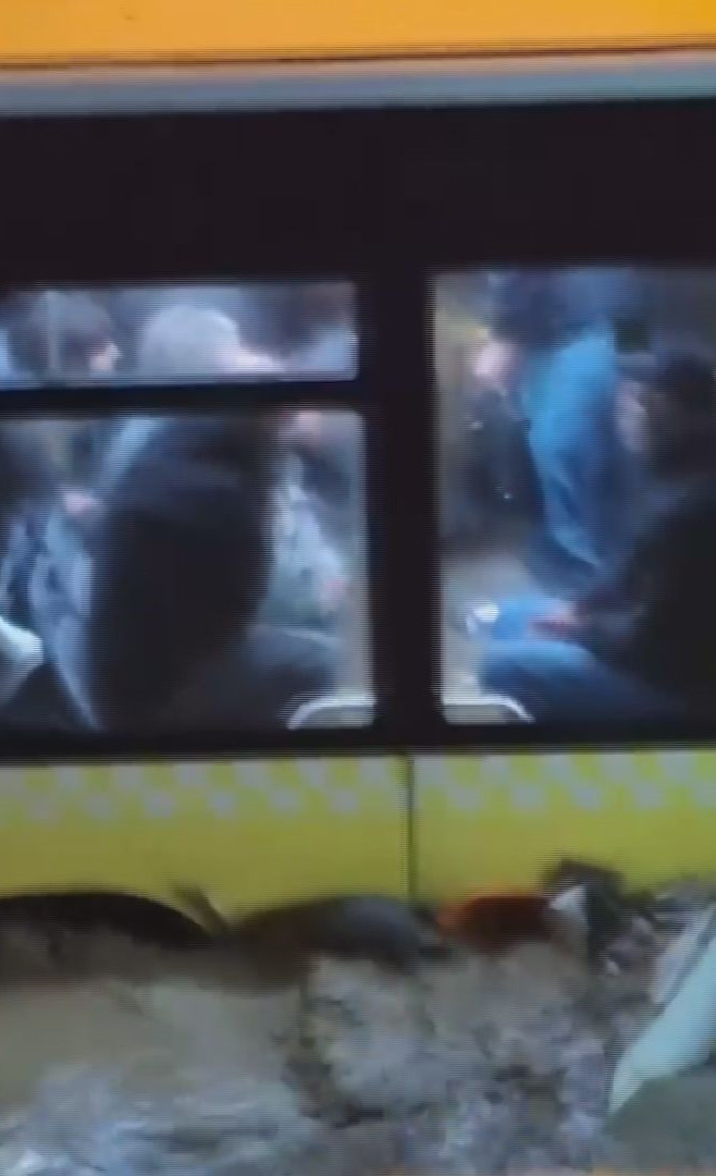 İETT otobüsü selde sürüklendi. Vatandaşlar kurtarılmayı bekledi - Resim : 2