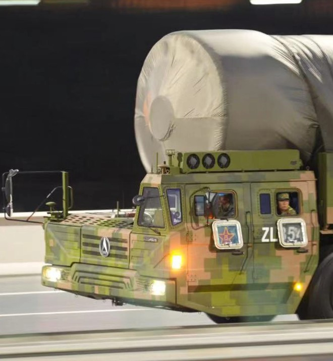 Geçit töreni provalarında görüldüler: Yeni silahları ortaya çıktı - Resim : 1