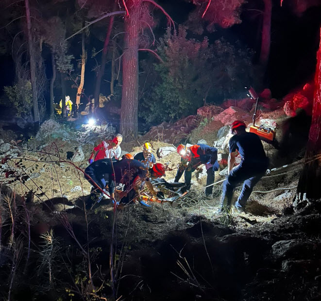 Antalya'da can pazarı! 50 metrelik uçuruma yuvarlanan araçta 2 kişi öldü, 4 yaralı var - Resim : 3