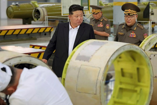 Kim Jong Un yine füze fabrikası gezdi - Resim : 1