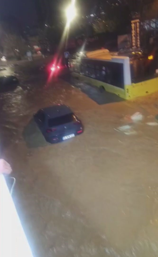 İETT otobüsü selde sürüklendi. Vatandaşlar kurtarılmayı bekledi - Resim : 6