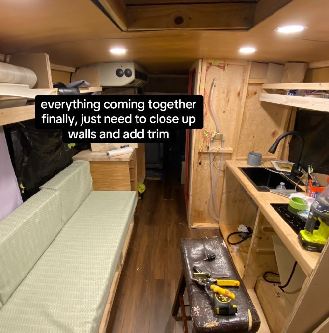 Kira ödemekten bıktı, okul servisini eve çevirdi - Resim : 3