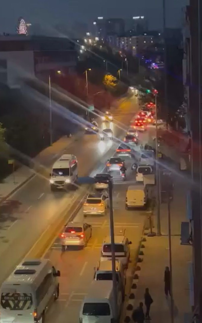 Bayrampaşa'da yol &ccedil;&ouml;kt&uuml;. G&ouml;&ccedil;&uuml;k altında mahsur kalanlar var - Resim : 1