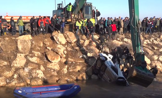 Otomobil kanala uçtu: Üç çocuk öldü, baba aranıyor - Resim : 4