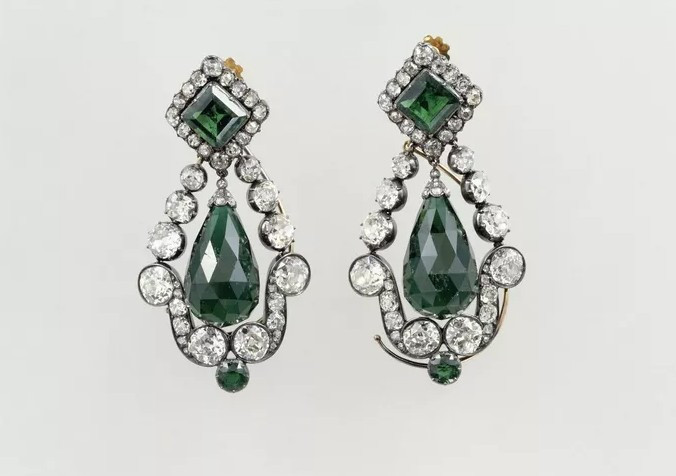 Dünyanın en ünlü müzesinde filmleri aratmayan soygun: İşte çalınan mücevherler - Resim : 5