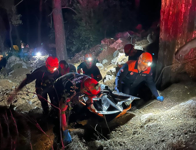 Antalya'da can pazarı! 50 metrelik uçuruma yuvarlanan araçta 2 kişi öldü, 4 yaralı var - Resim : 2