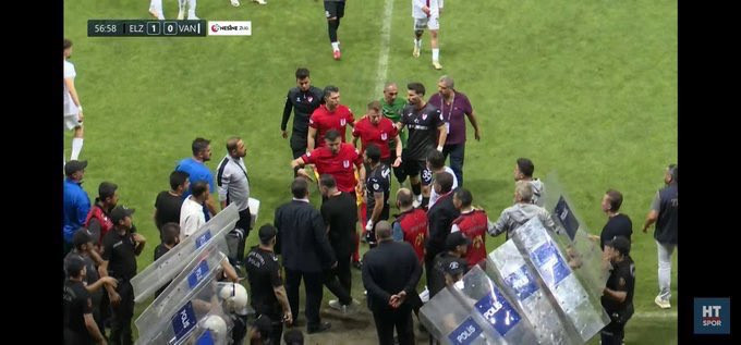Elazığspor-Vanspor maçı yarıda kaldı! Yardımcı hakeme tribünden cisim isabet etti - Resim : 2