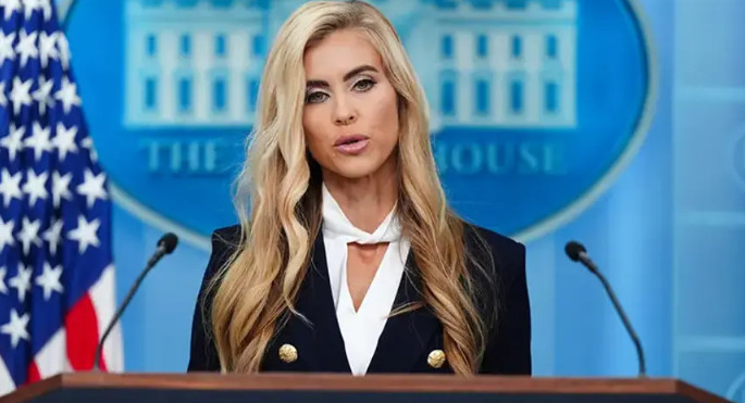 Trump’ın Sözcüsü Trump’dan bahsederken “Başkanım yani kocam” dedi. Salon buz kesti - Resim : 3