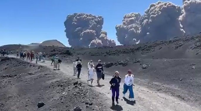 Etna Yanardağı lav püskürttü - Resim: 3