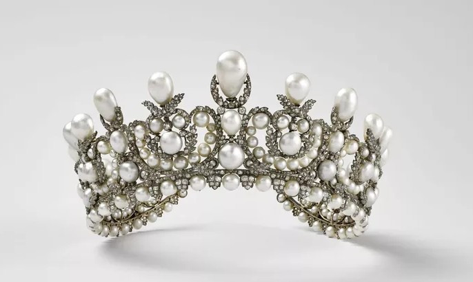 Dünyanın en ünlü müzesinde filmleri aratmayan soygun: İşte çalınan mücevherler - Resim : 7