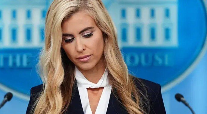 Trump’ın Sözcüsü Trump’dan bahsederken “Başkanım yani kocam” dedi. Salon buz kesti - Resim : 1