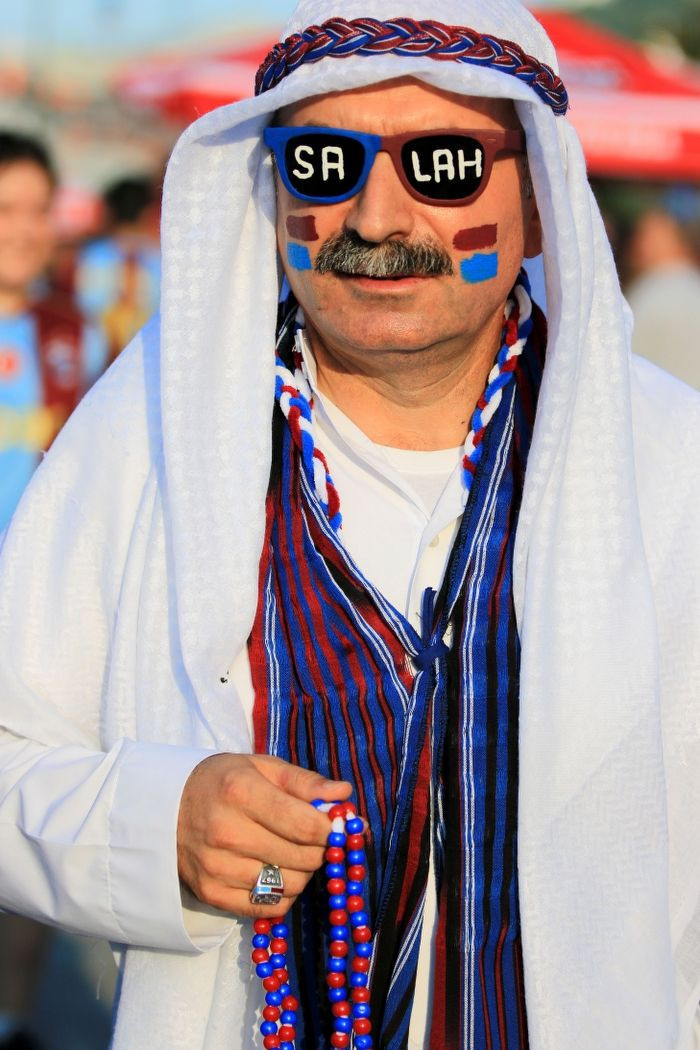 Trabzonspor taraftarı Ferencvaros maçına deve ve firavun kostümüyle geldi - Resim: 7