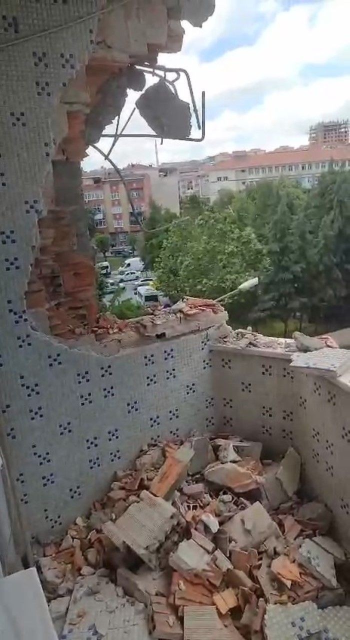 Sultangazi'de kontrollü yıkım sırasında bitişikteki bina hasar gördü - Resim: 2