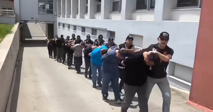 Adana’da dev operasyon: Kapıları koçbaşıyla kırdılar, 58 tutuklama - Resim : 1