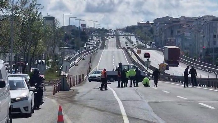 Yola d&ouml;k&uuml;len vidalar trafiği fel&ccedil; etti - Resim : 2