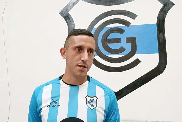 Arjantinli futbolcu "Uçakta bomba var" şakası yapınca kapının önüne kondu - Resim : 1