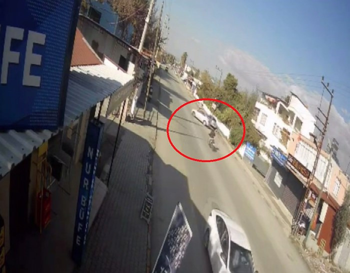 Hatay’da feci kaza: Motosiklet dönüş yapan araca ok gibi saplandı - Resim : 1