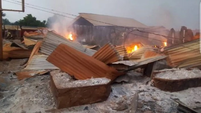 Palalarla kiliseye saldırdılar: Çok sayıda ölü var - Resim : 1