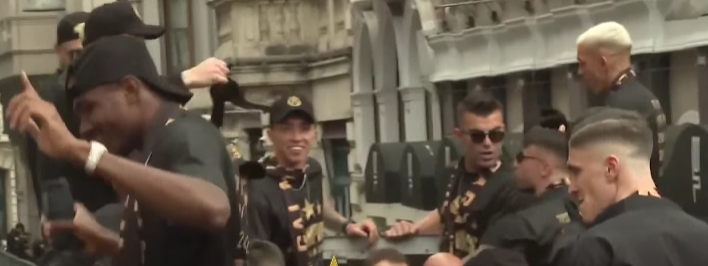 Galatasaray taraftarı Yenikapı'da: Takım otobüsü yola çıktı - Resim : 1