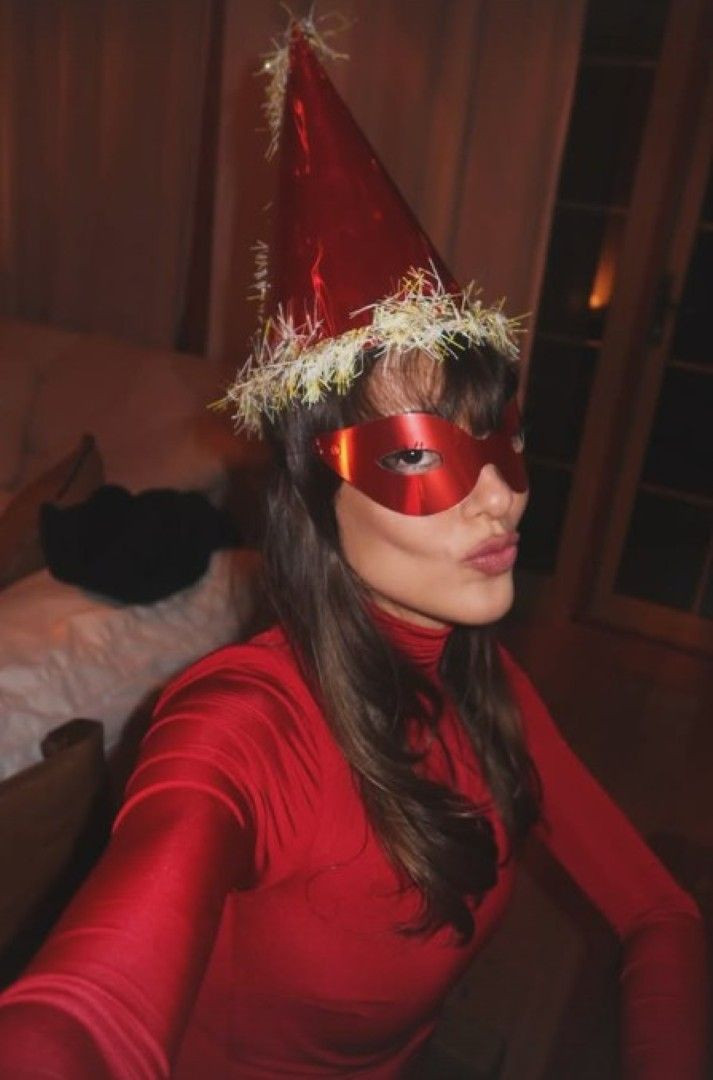 2026'ya böyle girdiler! Ünlülerin yeni yıl paylaşımları - Resim: 10