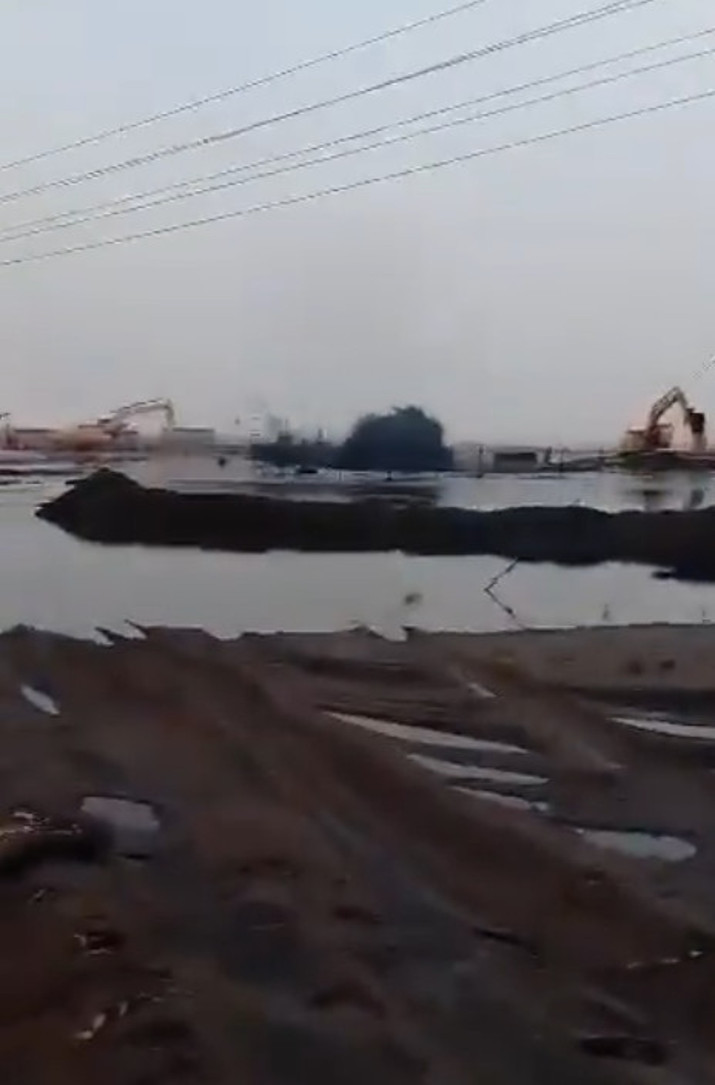 Petrol 10 metre yükseğe fışkırdı. Arazi göle döndü - Resim : 6