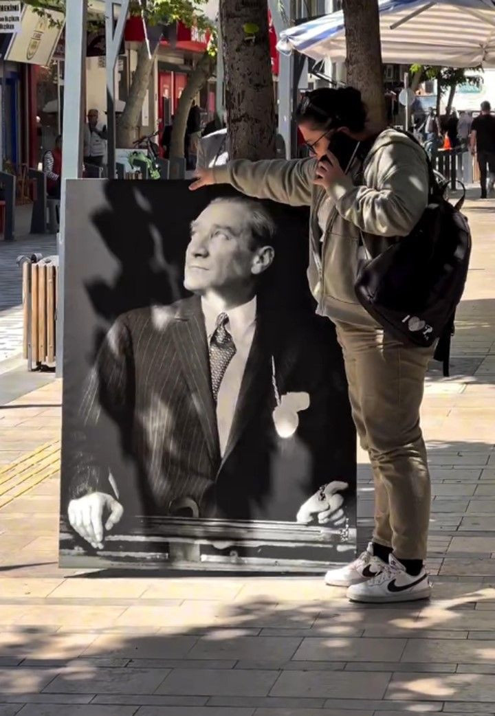 İki çocuk Atatürk portresini düzelttikten sonra öptü - Resim: 8