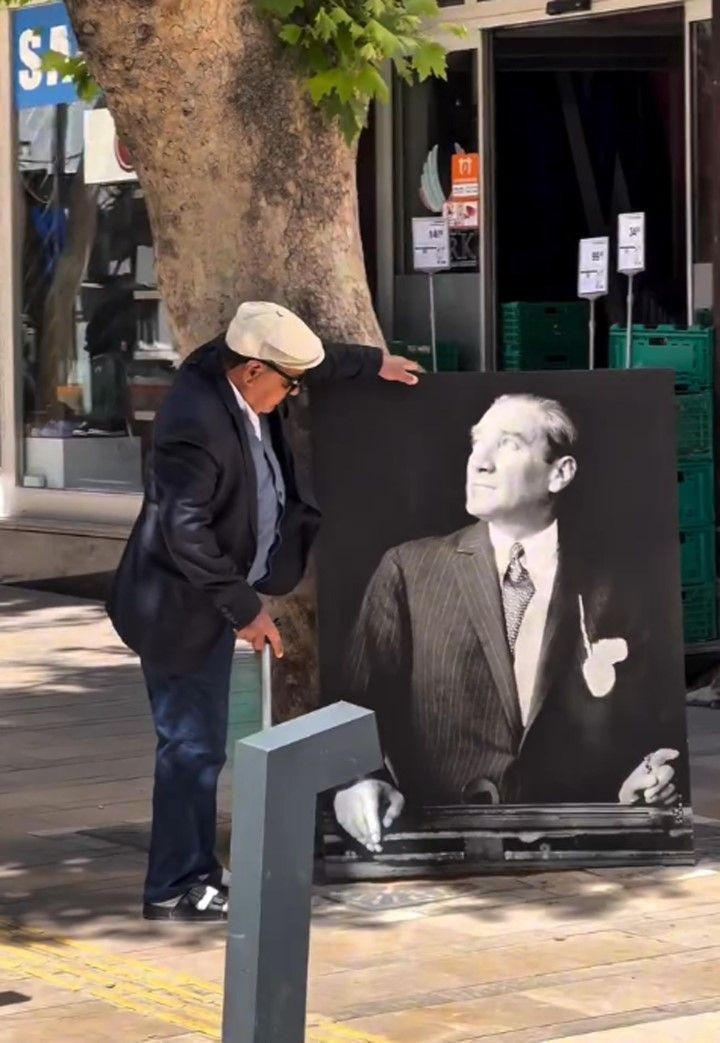 İki çocuk Atatürk portresini düzelttikten sonra öptü - Resim: 10
