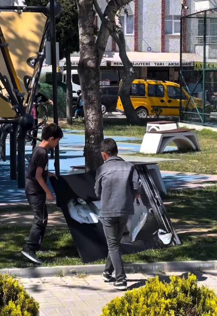 İki çocuk Atatürk portresini düzelttikten sonra öptü - Resim: 2