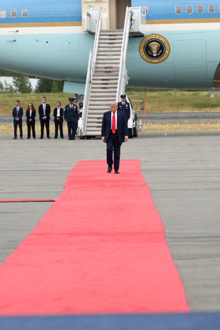 Trump ve Putin'in uçakları Alaska'ya indi: Barış çıkmazsa mutsuz olurum - Resim : 16