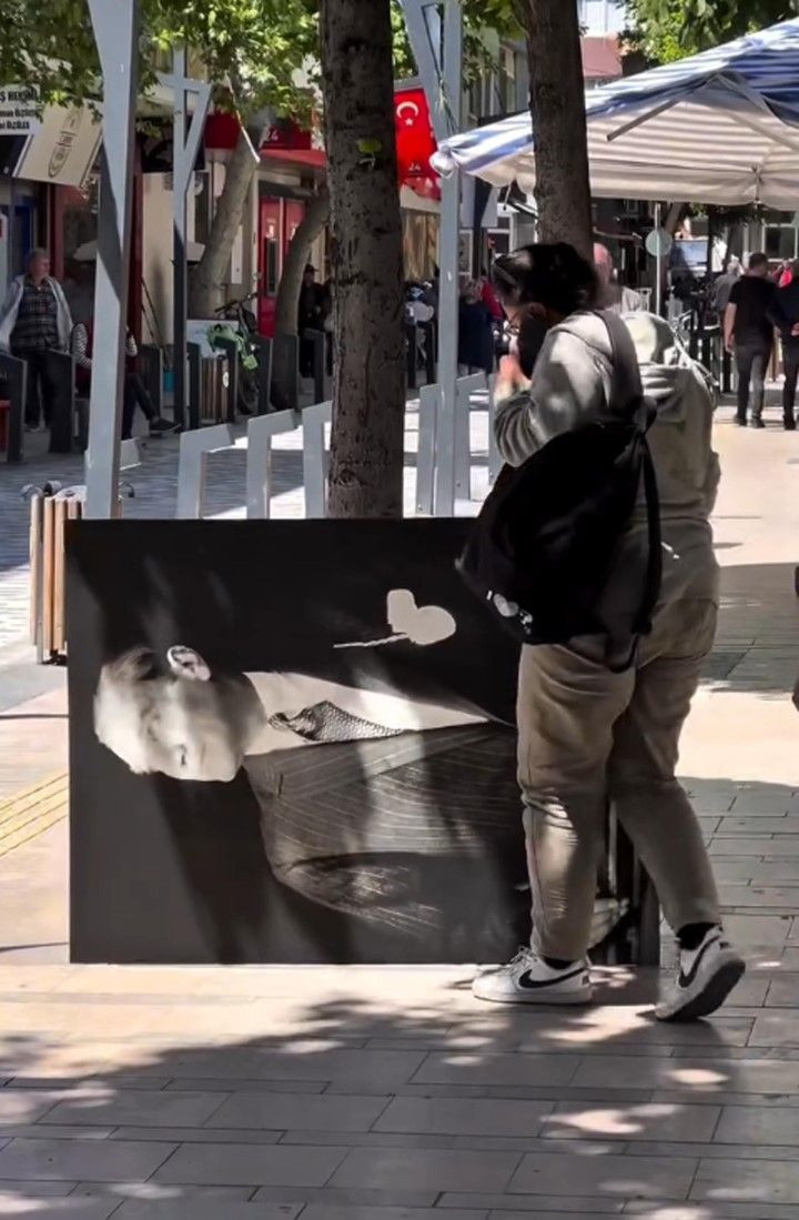 İki çocuk Atatürk portresini düzelttikten sonra öptü - Resim: 7