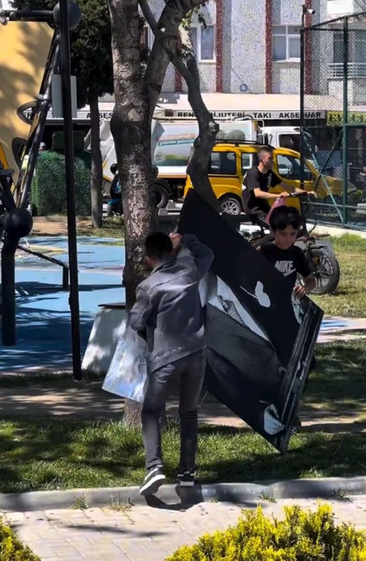 İki çocuk Atatürk portresini düzelttikten sonra öptü - Resim: 1