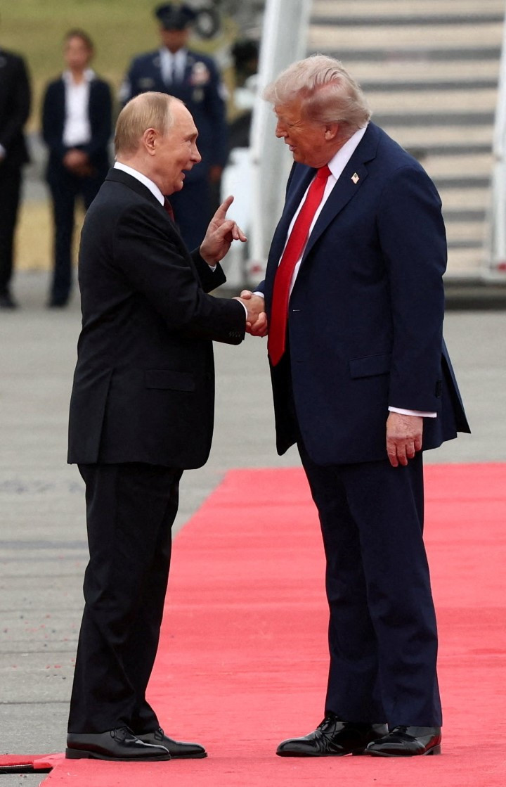 Trump ve Putin'in uçakları Alaska'ya indi: Barış çıkmazsa mutsuz olurum - Resim : 4