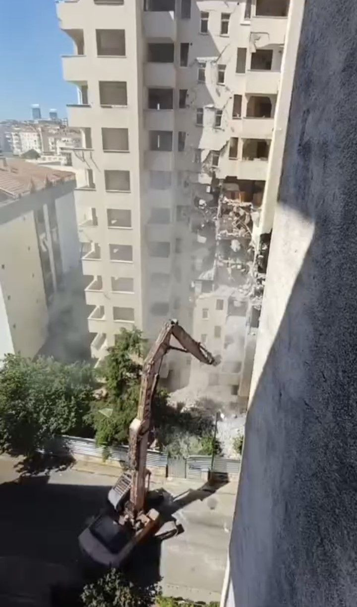 Maltepe'de 11 katlı bina kontrollü yıkım sırasında çöktü - Resim: 3