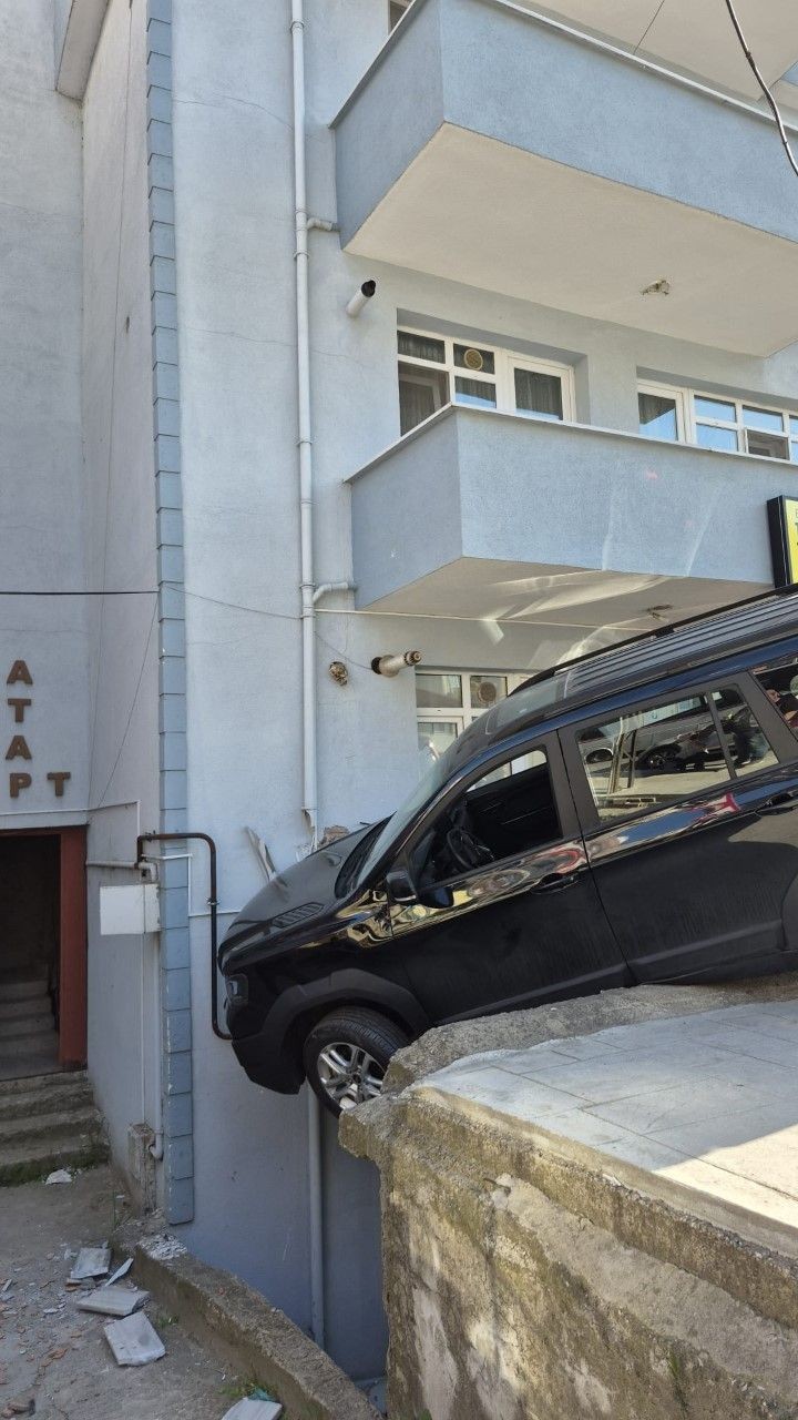 Cipiyle evin balkonuna çarptı - Resim: 5